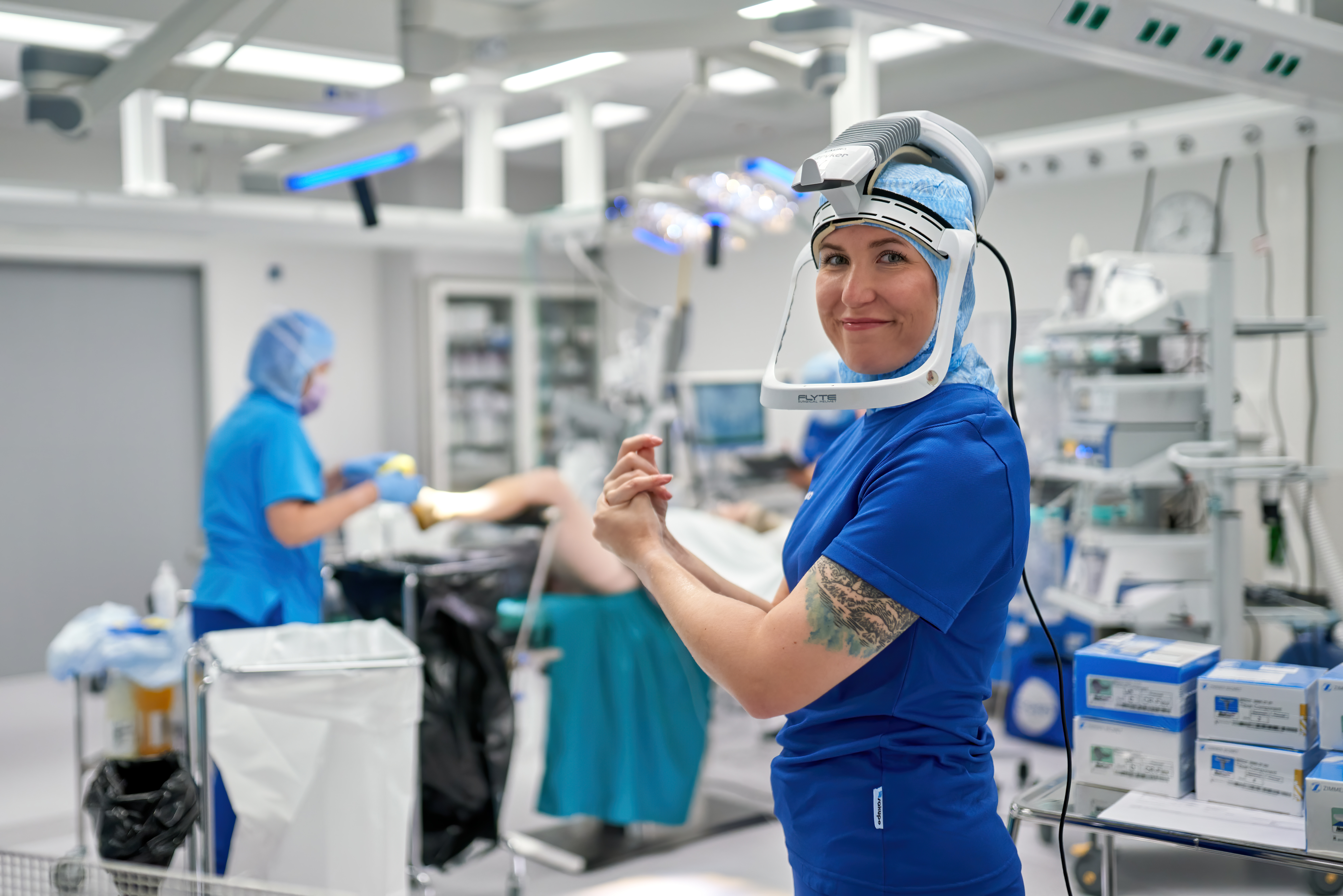 Kuvassa Coxan leikkaussalihenkilökuntaa.